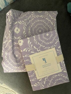 Pottery Barn Kids Lavender and White Floral Medallion Twin Duvet NEW Sham